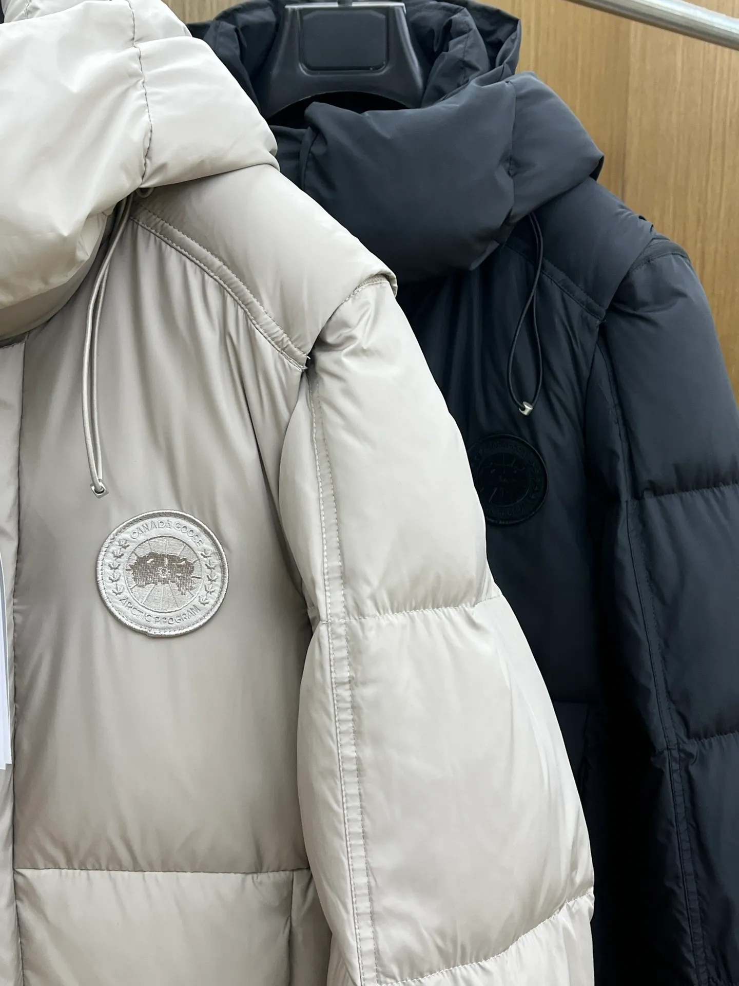 P1400 [Zhang Linghe’s latest top-grade down-filled Canada Goose model] Hooded, removable hood! The original custom-woven lightweight square technology three-proof fabric is windproof, rainproof and friction-proof. It is made of 400D gallbladder Zhengerbajing national standard 90 white duck down. When it is inserted inside, it will be more fluffy and temperature-locking. The whole piece can be stored and folded! ! The embroidered logo on the left chest is a topographic map of Canada, lifelike and perfectly restored. It is embroidered with high-density colored yarn using imported embroidery machines from Bai Lingda. In particular, the sleeves are detachable, making it especially suitable for areas with unstable climate. The washing and labeling are all based on the latest version, and the customized washing labels are equipped with laser anti-counterfeiting labels! ! And the position of the wash water mark is synchronized according to the 25-year new hidden design process. The wash water mark is all hidden inside and can be seen in the detailed picture. What you see is what you get! ! Color graphite gray, black Size xs s m L xl